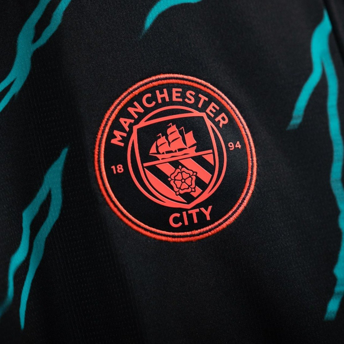 20230825-slider-blokje-Blog-Bijzondere-Voetbalshirts2324-MANCITY-2.jpg