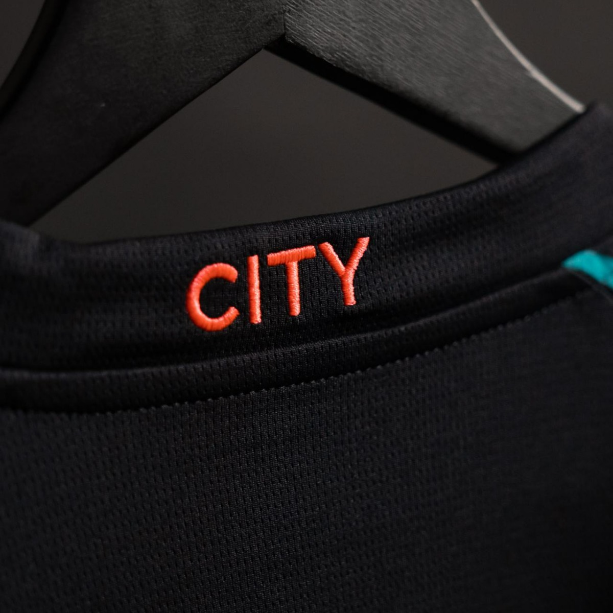 20230825-slider-blokje-Blog-Bijzondere-Voetbalshirts2324-MANCITY-6.jpg