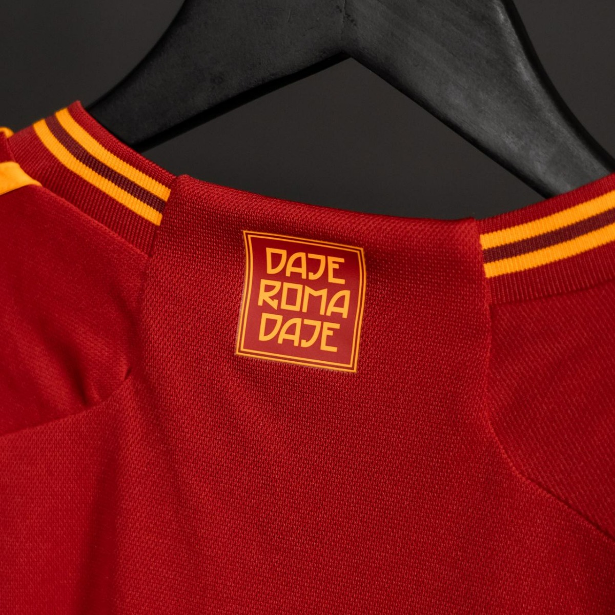 20230901-slider-blokje-Blog-Mooiste-Voetbalshirts2324-ASROMA-5.jpg