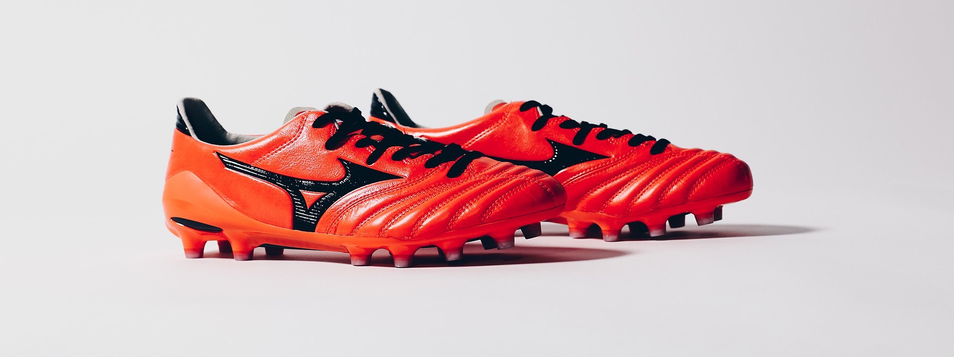 mizuno-morelia-2-md-fiery-coral-foto2-1920x720.jpg