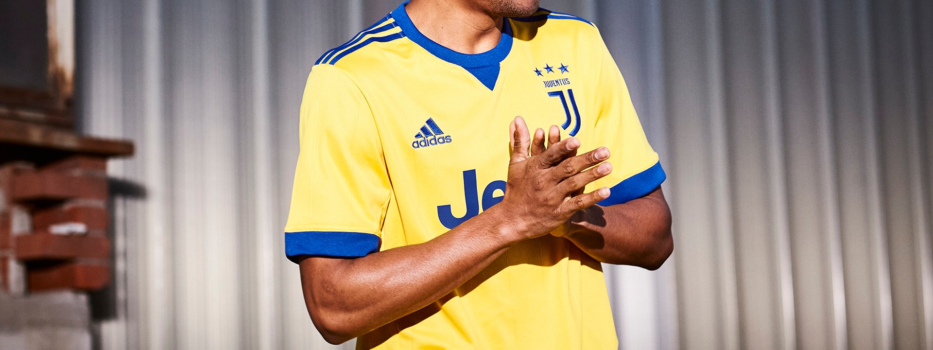 JUventus-AWAY-17-18-slider-header-1920x720.jpg