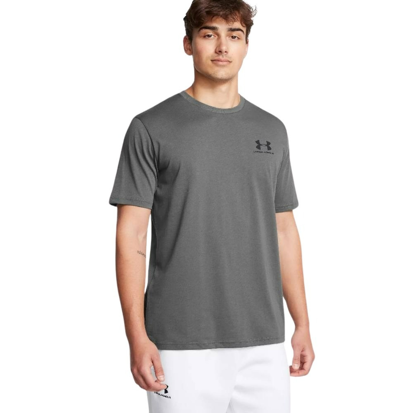 T-shirt Under Armour Sportstyle avec logo sur la poitrine gauche, gris