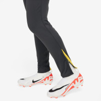 Nike Liverpool Strike Pantalon d'Entraînement 2024-2025 Enfants Gris Foncé Jaune Rouge