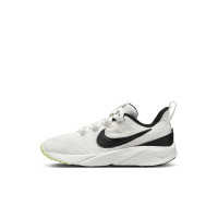 Baskets Nike Star Runner 4 pour enfants, blanches et noires