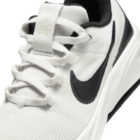 Baskets Nike Star Runner 4 pour enfants, blanches et noires