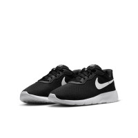 Baskets Nike Tanjun EasyOn pour enfants, noires et blanches