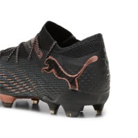 PUMA Future 7 Ultimate Low Gras / Kunstgras Voetbalschoenen (MG) Zwart Brons Donkergrijs