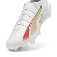 PUMA Ultra 5 Ultimate Senna Gazon Naturel Chaussures de Foot (FG) Blanc Doré Rouge