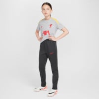 Nike Liverpool Strike Pantalon d'Entraînement 2024-2025 Enfants Gris Foncé Jaune Rouge