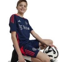 adidas Manchester United Trainingsbroekje 2024-2025 Kids Donkerblauw Rood Zilver